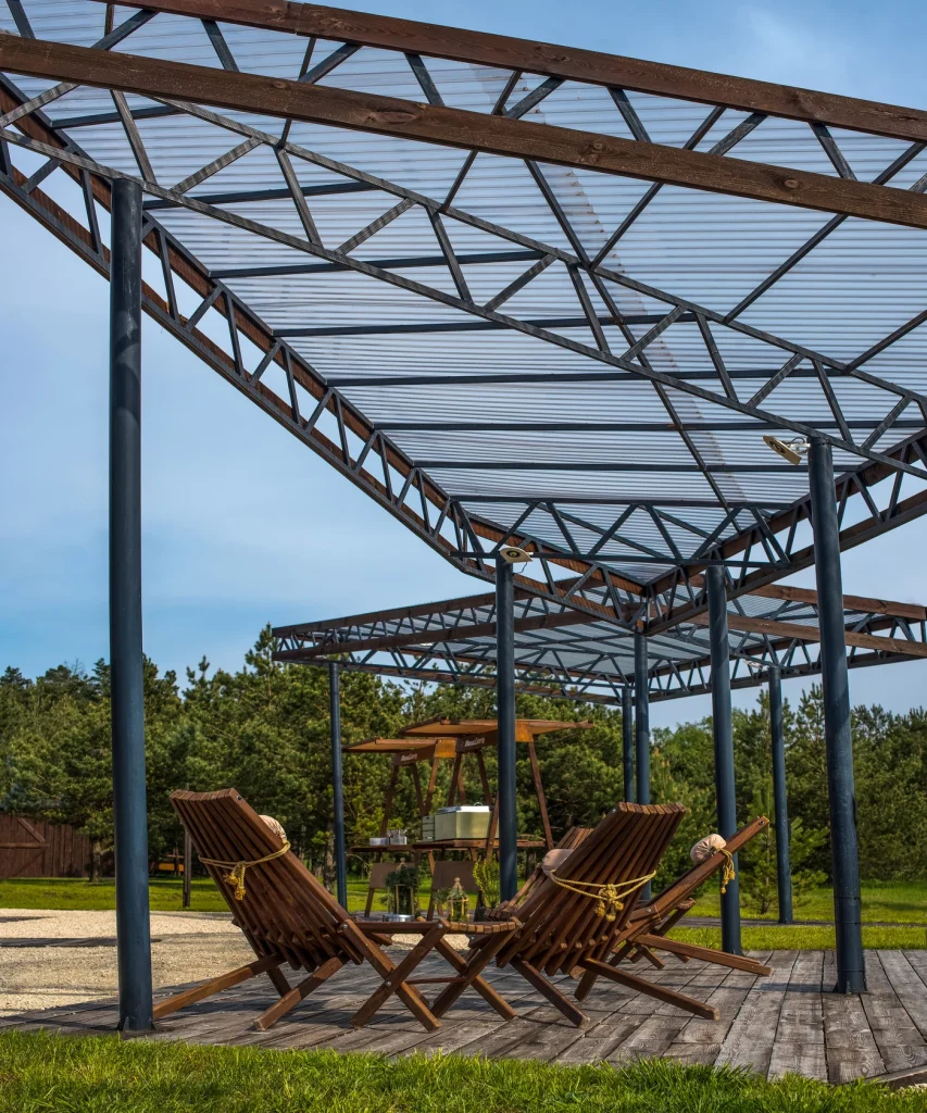 Pérgola metálica con estructura de acero y madera para trabajos metálicos en Palma