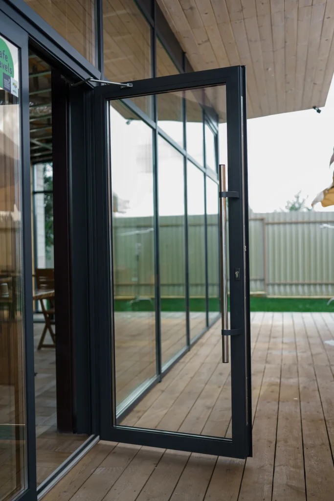 Puerta de aluminio y vidrio en terraza moderna para trabajos metálicos en Pal