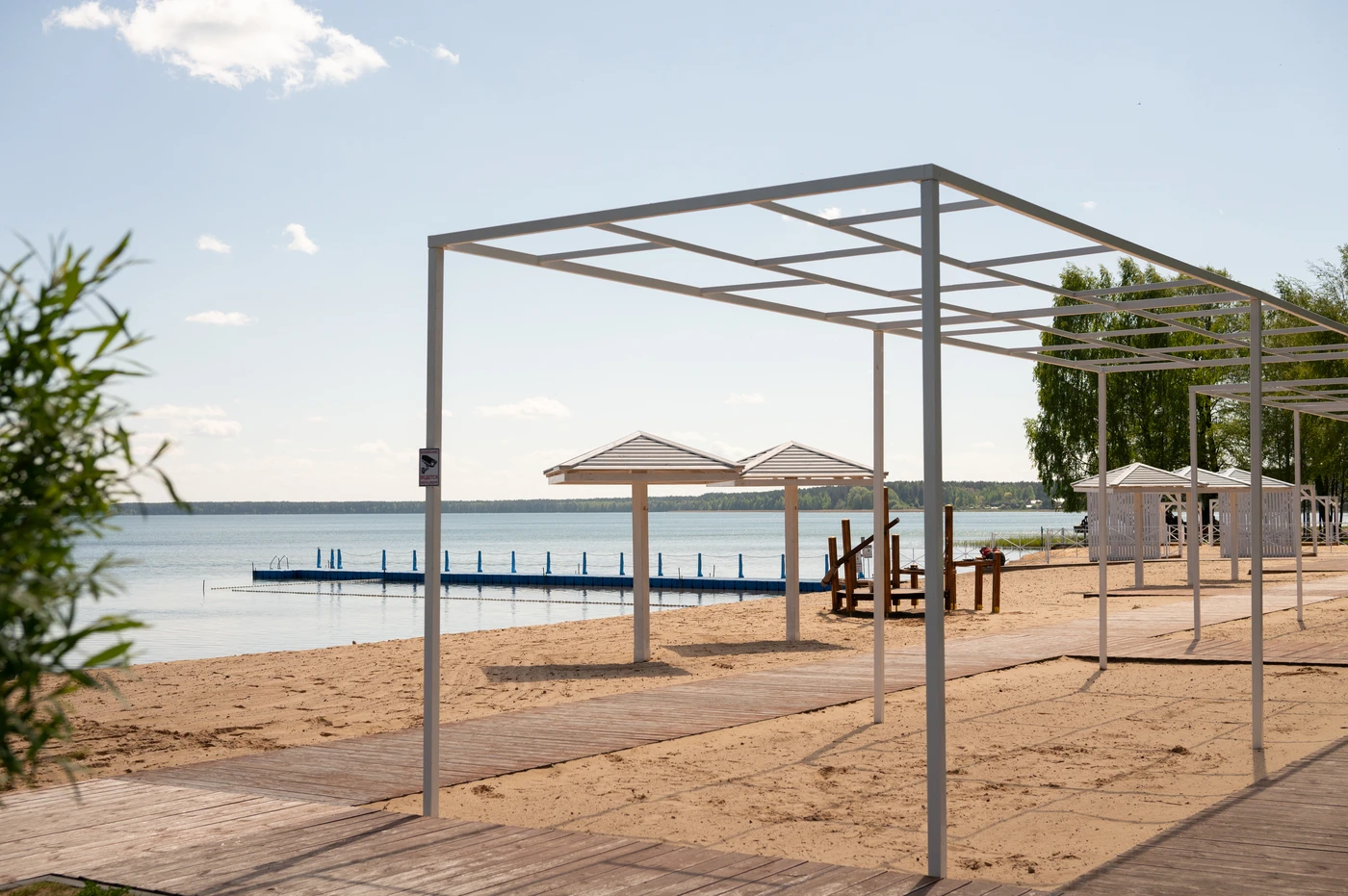 Estructura metálica en playa para trabajos metálicos en Palma